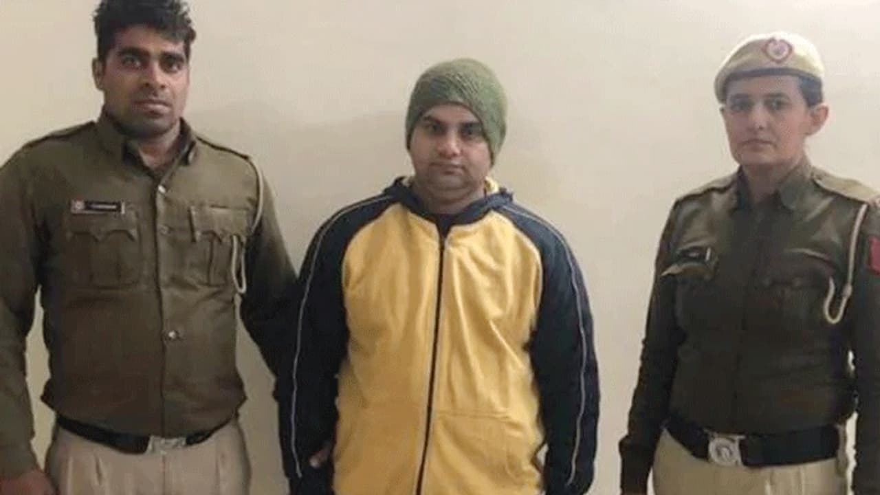 MBA पास मैनेजर की हकीकत जान हो जाएंगे हैरान, स्कॉर्पियो से आता था ऑफिस, लेकिन हरकतें शर्मनाक