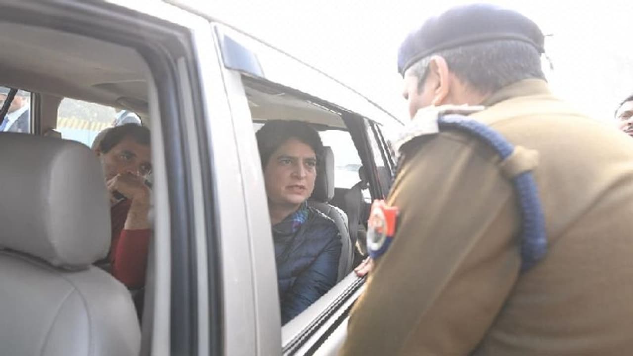 മരിച്ചവരുടെ കുടുംബത്തെ കാണാൻ എത്തിയ രാഹുലിനെയും പ്രിയങ്കയെയും തടഞ്ഞ് പൊലീസ് മരിച്ചവരുടെ കുടുംബത്തെ കാണാൻ എത്തിയ രാഹുലിനെയും പ്രിയങ്കയെയും തടഞ്ഞ് പൊലീസ്