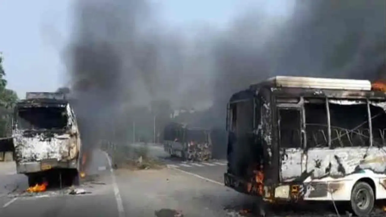 सड़क हादसे में युवक की मौत से आक्रोशित लोगों ने जमकर किया हंगामा, फूंक डाली तीन बसें सड़क हादसे में युवक की मौत से आक्रोशित लोगों ने जमकर किया हंगामा, फूंक डाली तीन बसें