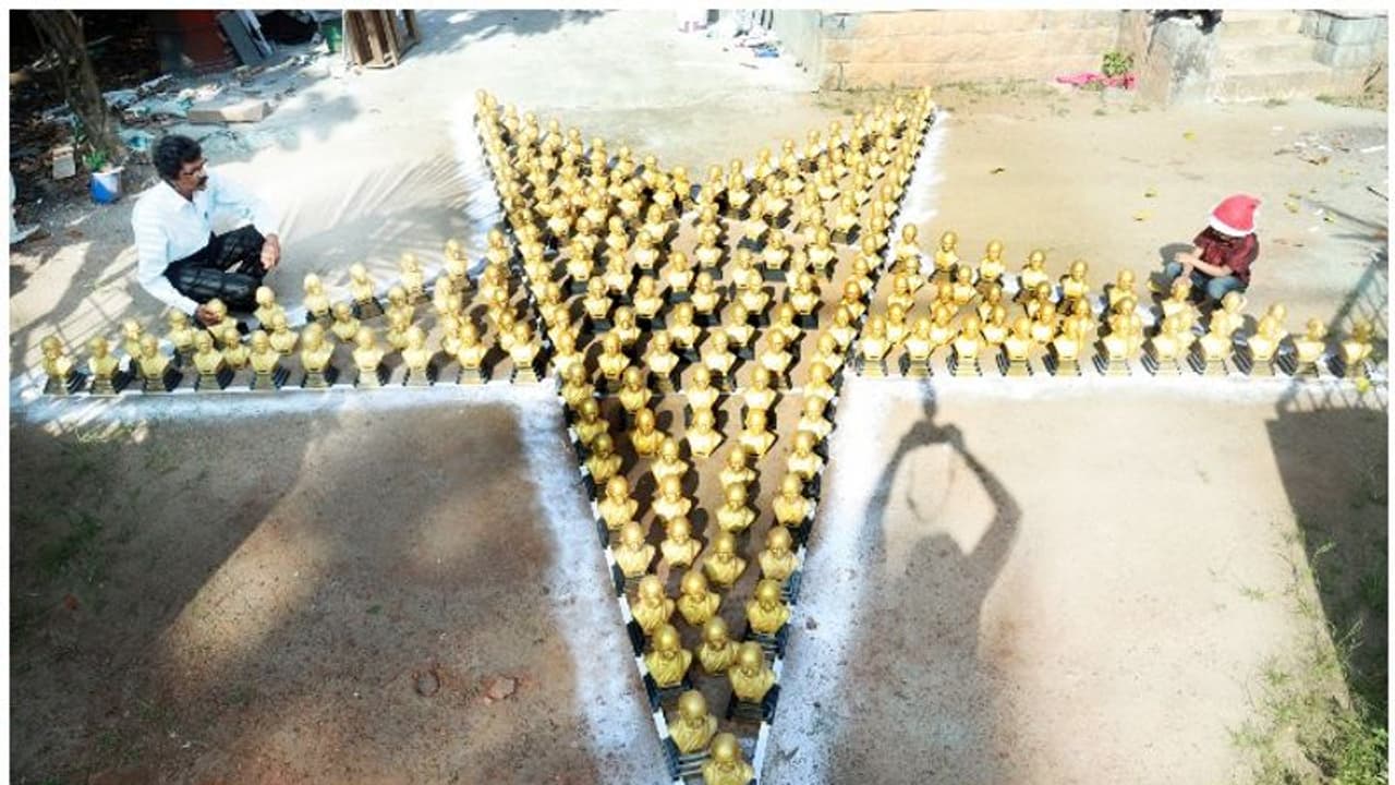 350ലധികം ഗാന്ധി പ്രതിമകൾ കൊണ്ട് ക്രിസ്തുമസ് നക്ഷത്രം; വ്യത്യസ്തനായി ഈ ഡോക്ടര് 350ലധികം ഗാന്ധി പ്രതിമകൾ കൊണ്ട് ക്രിസ്തുമസ് നക്ഷത്രം; വ്യത്യസ്തനായി ഈ ഡോക്ടര്