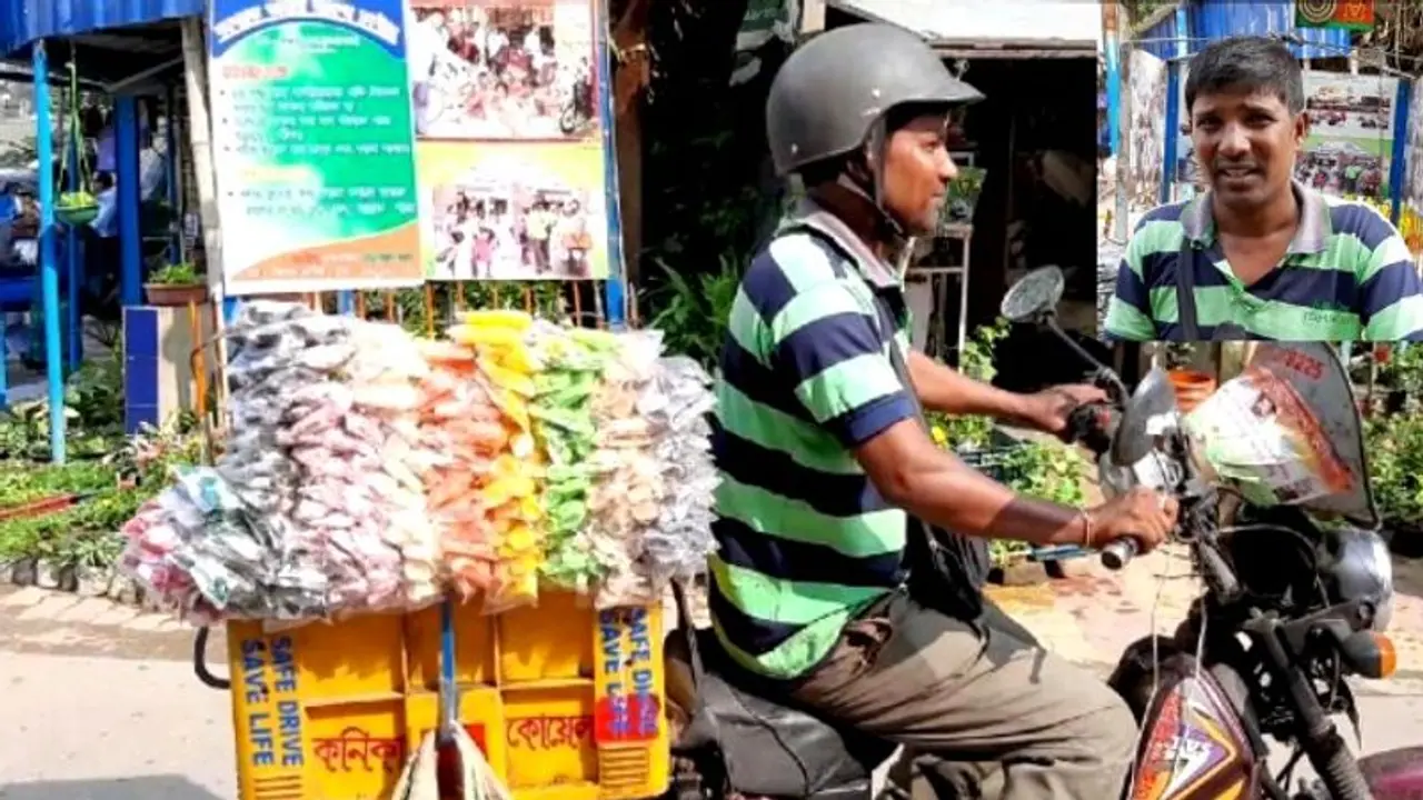 দু'চাকায় হকার জীবন,'অচেতন সমাজকে' সচেতনতার পাঠ পড়ান বর্ধমানের কিংকর দু'চাকায় হকার জীবন,'অচেতন সমাজকে' সচেতনতার পাঠ পড়ান বর্ধমানের কিংকর