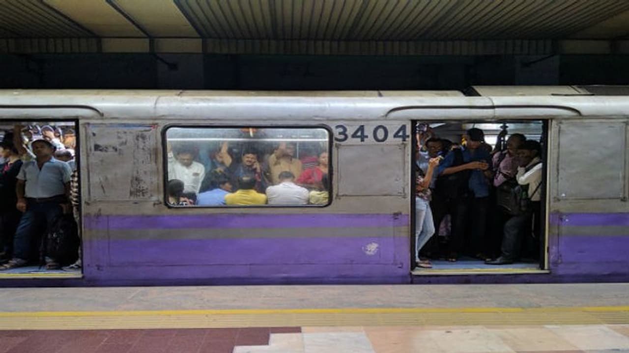 বড়দিনের আগের বিকেলে মেট্রো বিভ্রাট, আংশিক বন্ধ পরিষেবা বড়দিনের আগের বিকেলে মেট্রো বিভ্রাট, আংশিক বন্ধ পরিষেবা