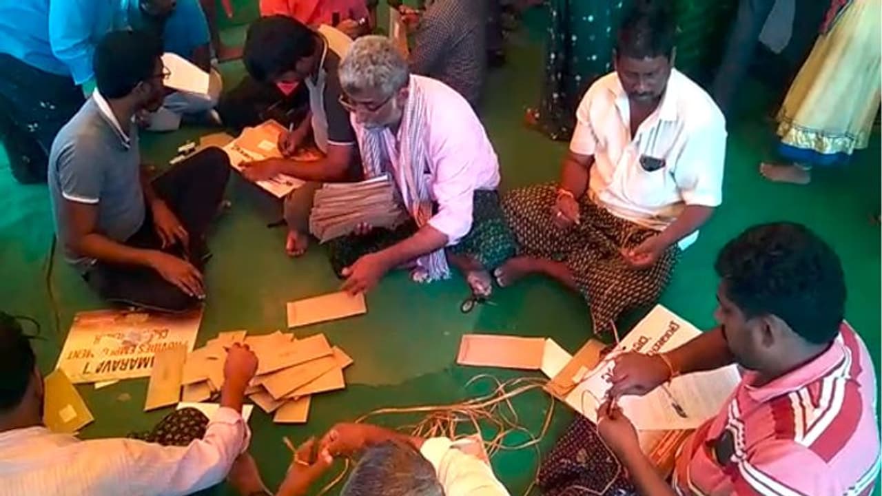 అమరావతి రైతుల వినూత్న నిరసన... ప్రధానికి ఆధార్ కార్డులతో కూడిన లేఖలు