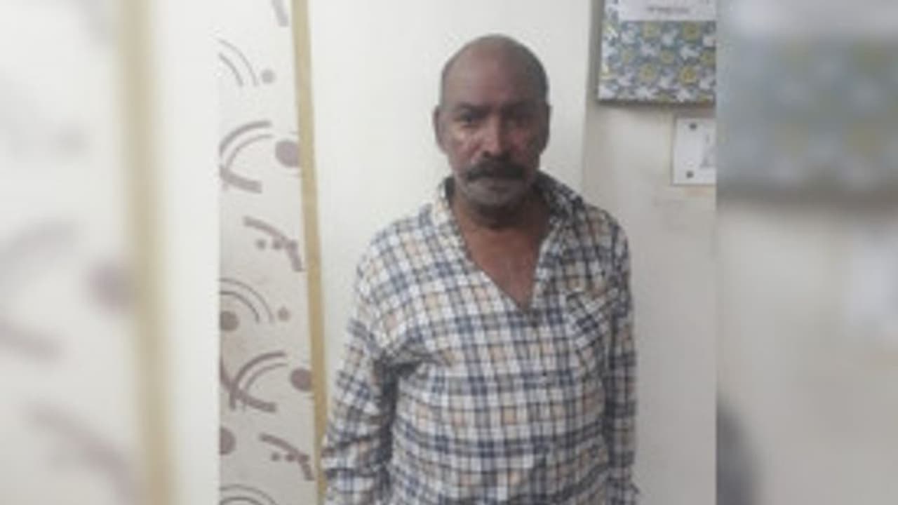 72 வயதில் ஆபாச படத்துடன் அலைந்த கிழவன்..! கல்லூரி மாணவிகளிடம் காட்டி காவல்துறையில் சிக்கினார்..! 72 வயதில் ஆபாச படத்துடன் அலைந்த கிழவன்..! கல்லூரி மாணவிகளிடம் காட்டி காவல்துறையில் சிக்கினார்..!