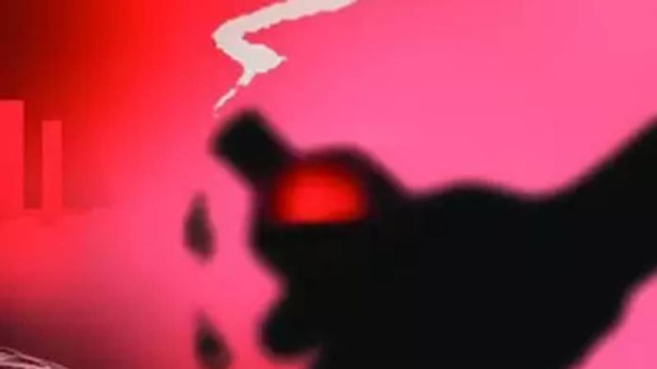 'സ്ത്രീ സുഹൃത്തുക്കൾ വീട്ടിൽ വരാൻ പാടില്ല, മദ്യപാനം പാടില്ല'; കാമുകനെ യുവതി ആസിഡ് ഒഴിച്ച് പരിക്കേൽപ്പിച്ചു 'സ്ത്രീ സുഹൃത്തുക്കൾ വീട്ടിൽ വരാൻ പാടില്ല, മദ്യപാനം പാടില്ല'; കാമുകനെ യുവതി ആസിഡ് ഒഴിച്ച് പരിക്കേൽപ്പിച്ചു