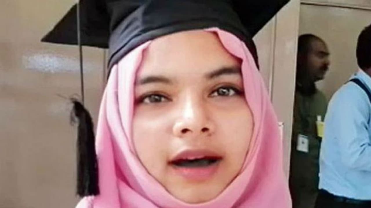 যাদবপুরের হাওয়া পন্ডিচেরিতেও, গোল্ড মেডেল প্রত্যাখ্যান মাস কমিউনিকেশনের ছাত্রীর যাদবপুরের হাওয়া পন্ডিচেরিতেও, গোল্ড মেডেল প্রত্যাখ্যান মাস কমিউনিকেশনের ছাত্রীর