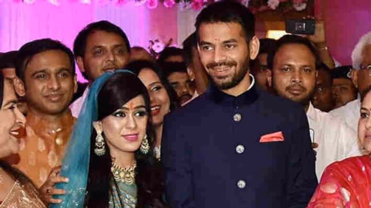 तेज प्रताप ऐश्वर्या विवाद में कोर्ट का फैसला, हर महीने लालू यादव के लाल को देना होगा इतना पैसा तेज प्रताप ऐश्वर्या विवाद में कोर्ट का फैसला, हर महीने लालू यादव के लाल को देना होगा इतना पैसा