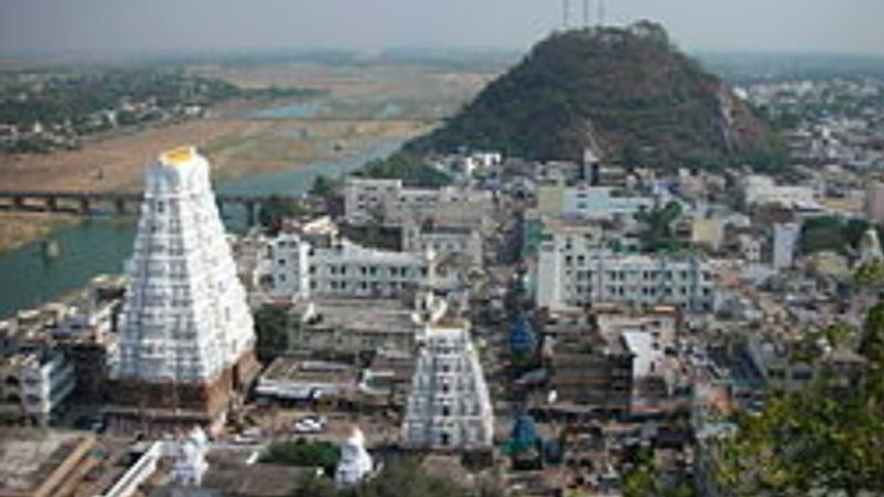 రేపే సూర్యగ్రహణం: ఆ గుడి మాత్రం మూసేయరు, ఎందుకంటే... రేపే సూర్యగ్రహణం: ఆ గుడి మాత్రం మూసేయరు, ఎందుకంటే...