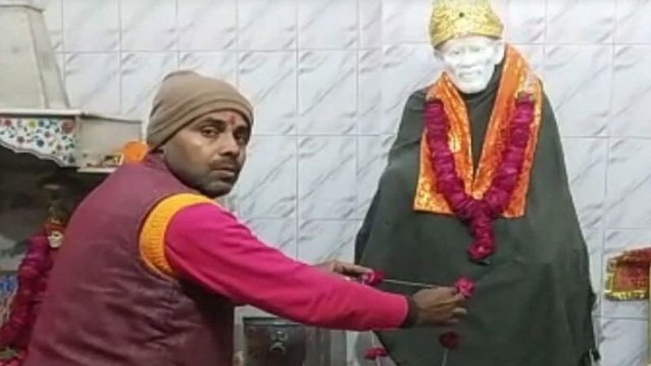 साईं बाबा को भी लग रही ठंड, पहनाई गई ऊनी टोपी और शॉल साईं बाबा को भी लग रही ठंड, पहनाई गई ऊनी टोपी और शॉल