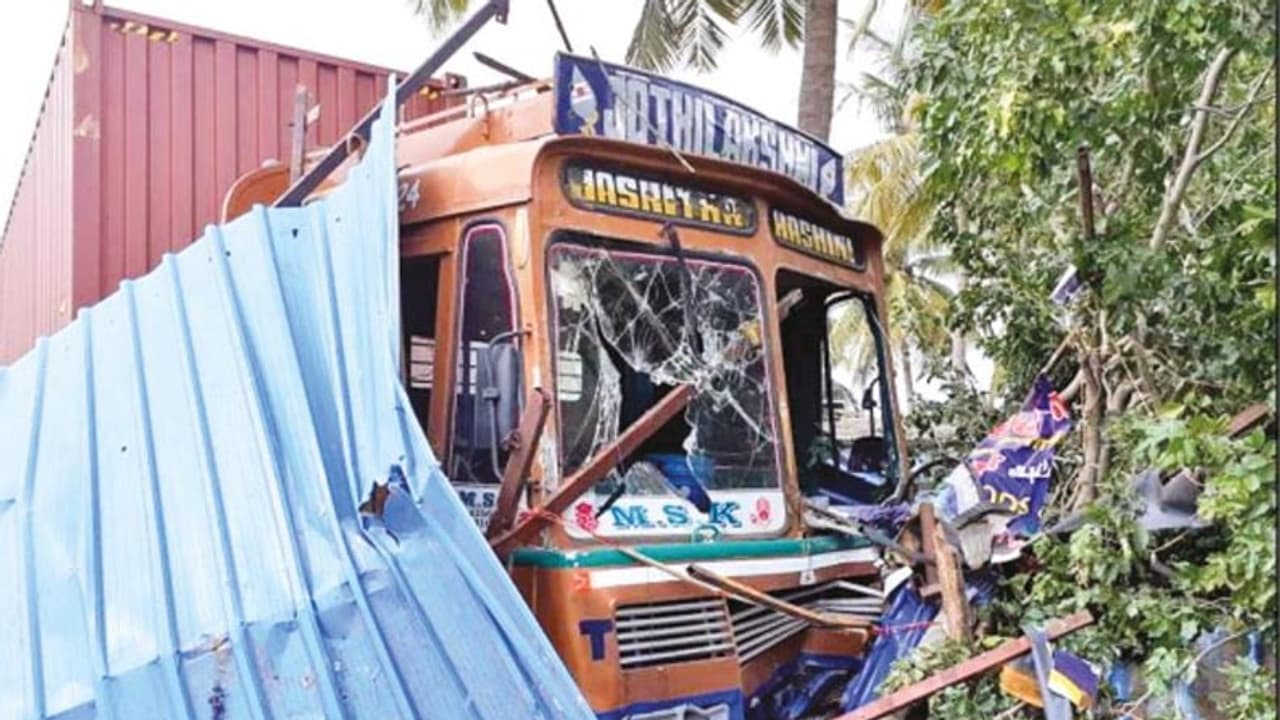 தாறுமாறாக சென்று ஓட்டலுக்குள் புகுந்த கன்டெய்னர் லாரி..! உடல் நசுங்கி மூதாட்டி பலி..! 5 பேர் படுகாயம்..! தாறுமாறாக சென்று ஓட்டலுக்குள் புகுந்த கன்டெய்னர் லாரி..! உடல் நசுங்கி மூதாட்டி பலி..! 5 பேர் படுகாயம்..!