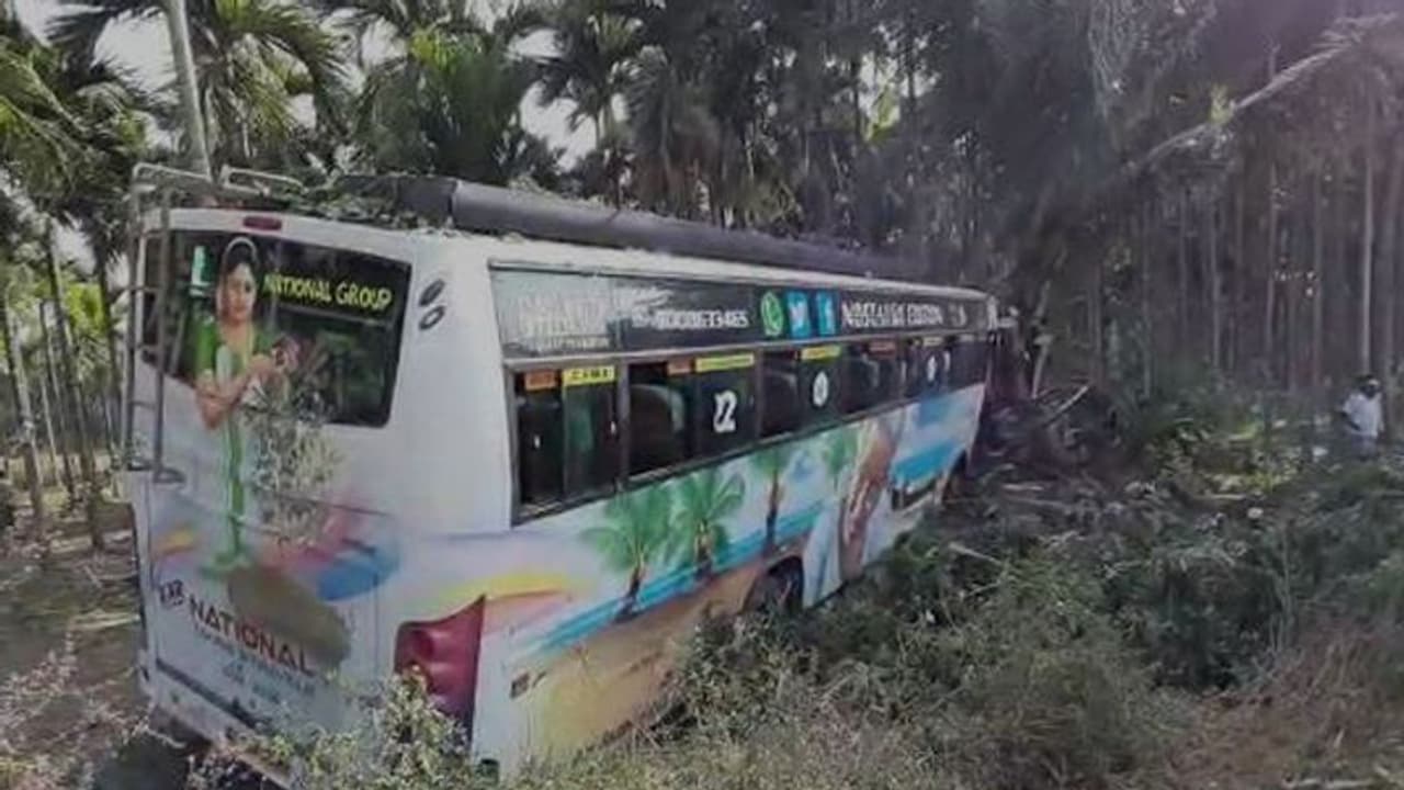 ಶಾಲಾ ಪ್ರವಾಸ ಮುಗಿಸಿ ಮರಳುವಾಗ ಬಸ್ ಅಪಘಾತ : ಶಿಕ್ಷಕ ಸಾವು ಶಾಲಾ ಪ್ರವಾಸ ಮುಗಿಸಿ ಮರಳುವಾಗ ಬಸ್ ಅಪಘಾತ : ಶಿಕ್ಷಕ ಸಾವು