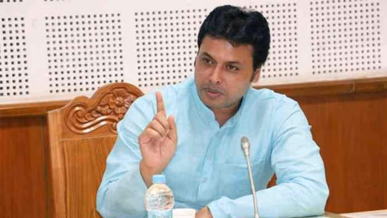 पेड़ों की अवैध कटाई की खबर सुनकर आधी रात चोरों को पकड़ने पहुंच गया यह मुख्यमंत्री