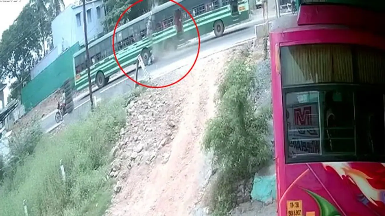 அரசு பேருந்துகள் நேருக்கு நேர் மோதல்... ஒருவர் உயிரிழப்பு... 50 பேர் படுகாயம்..! அரசு பேருந்துகள் நேருக்கு நேர் மோதல்... ஒருவர் உயிரிழப்பு... 50 பேர் படுகாயம்..!