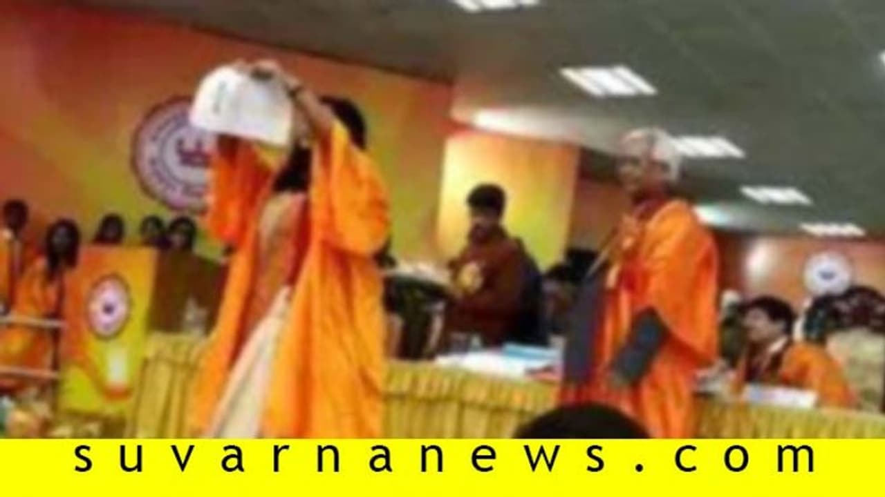 CAAಗೆ ವಿರೋಧ: ಪದಕ ಸ್ವೀಕರಿಸಿ ಸ್ಟೇಜ್ ಮೇಲೆಯೇ CAA ಪ್ರತಿ ಹರಿದ ವಿದ್ಯಾರ್ಥಿನಿ!