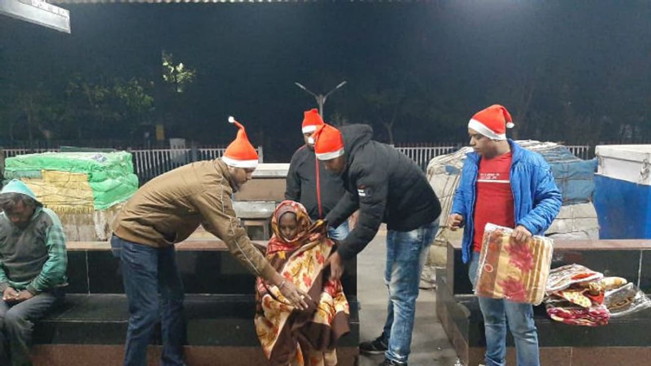 ঠান্ডার রাতে স্টেশনে লাল টুপি পরা জ্যান্ত সান্তা, হাসি ফুটল ভবঘুরেদের মুখে ঠান্ডার রাতে স্টেশনে লাল টুপি পরা জ্যান্ত সান্তা, হাসি ফুটল ভবঘুরেদের মুখে