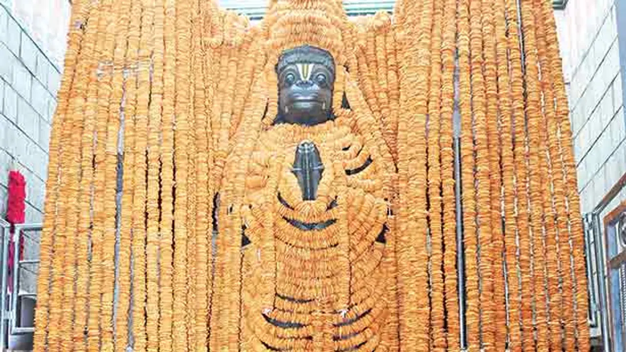 1 லட்சத்து 8 வடைகள்..! 18 அடி உயர கம்பீர அனுமன் சிலை..! கோலாகலமாக கொண்டாடப்படும் ஆஞ்சநேய ஜெயந்தி..! 1 லட்சத்து 8 வடைகள்..! 18 அடி உயர கம்பீர அனுமன் சிலை..! கோலாகலமாக கொண்டாடப்படும் ஆஞ்சநேய ஜெயந்தி..!