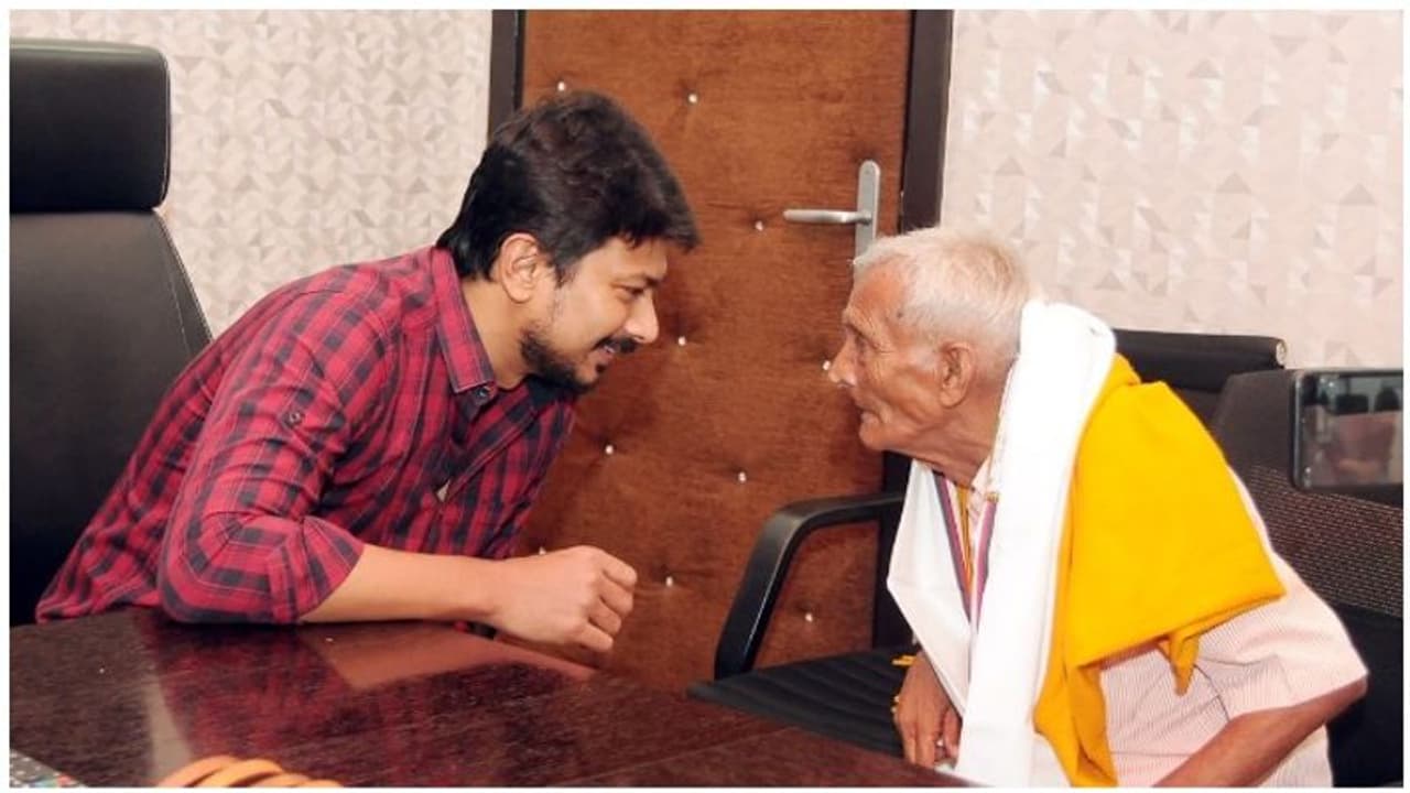 அடம்பிடிக்கக்கூடாது... உதயநிதியிடம் கோபப்பட்ட முதியவர்..! அடம்பிடிக்கக்கூடாது... உதயநிதியிடம் கோபப்பட்ட முதியவர்..!