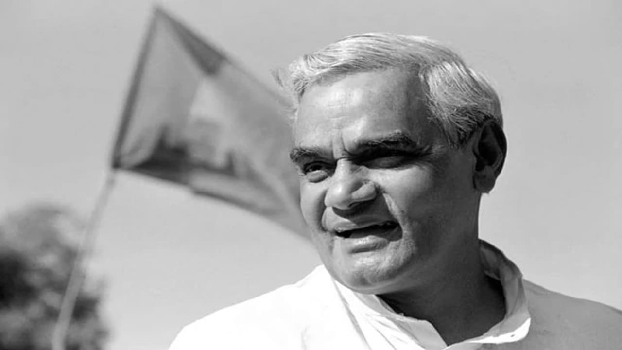 पिता संग पढ़े, 27 दिन जेल में रहे, 1950 में पहला चुनाव लड़ बन गए 'आजातशत्रु', अटल जी से जुड़ी 5 खास बातें