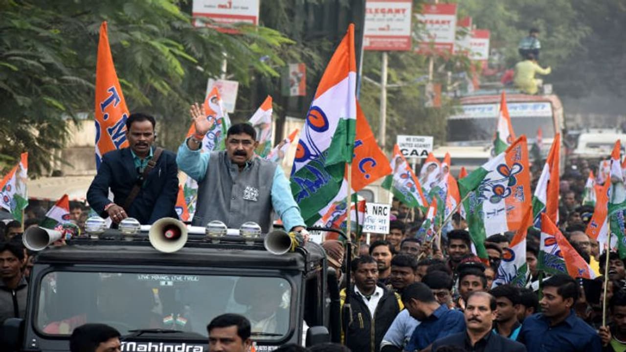 ক্ষমতা বদলেছে ঝাড়খণ্ডে, এবার ম্যাসাঞ্জোরে নীল সাদার আশায় অনুব্রত ক্ষমতা বদলেছে ঝাড়খণ্ডে, এবার ম্যাসাঞ্জোরে নীল সাদার আশায় অনুব্রত