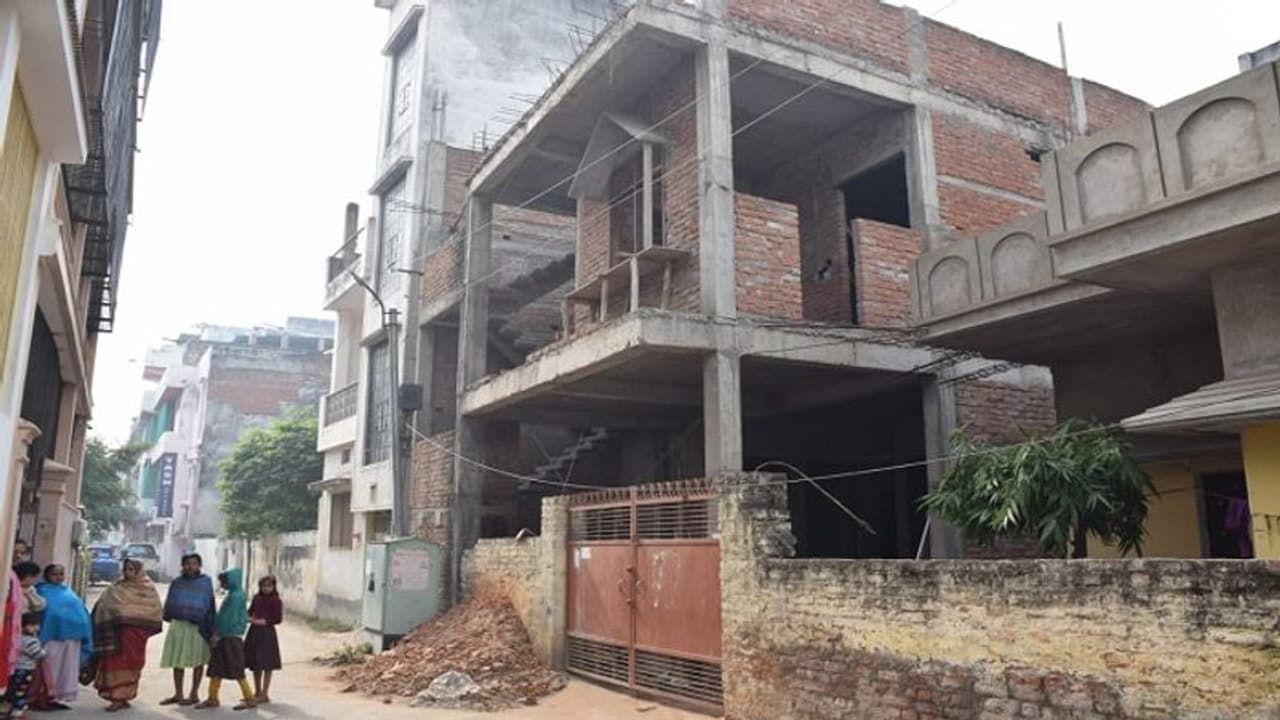 आग का गोला बनकर सड़क पर दौड़ी सास, पेट्रोल डालकर मौत देने वाला दामाद फरार