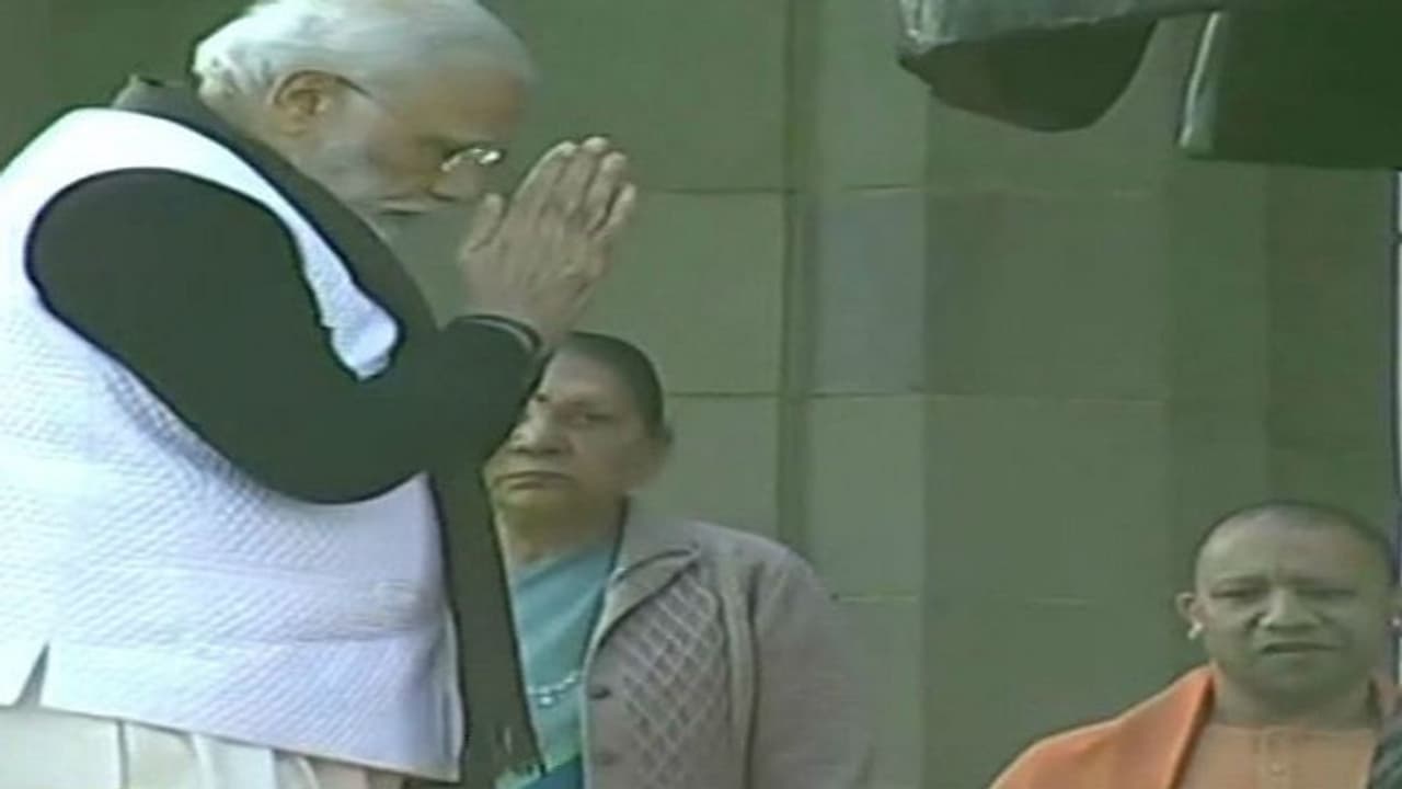 PM मोदी के लखनऊ पहुंचने पर सपा छात्र सभा के लोगों ने उड़ाई काली पतंग, 8 गिरफ्तार PM मोदी के लखनऊ पहुंचने पर सपा छात्र सभा के लोगों ने उड़ाई काली पतंग, 8 गिरफ्तार