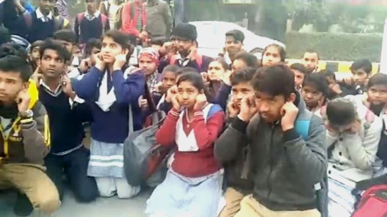 জেলাশাসকের ঘরের বাইরে কান ধরে বসে দুঃখপ্রকাশ, সহপাঠীদের বাঁচাতে নজির জেলাশাসকের ঘরের বাইরে কান ধরে বসে দুঃখপ্রকাশ, সহপাঠীদের বাঁচাতে নজির