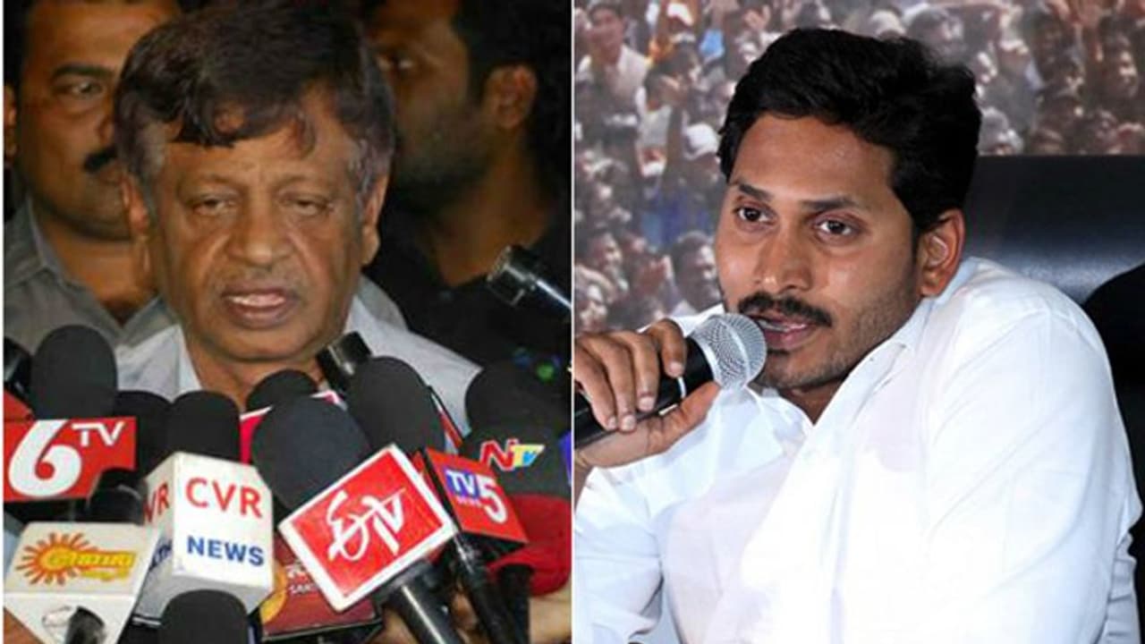 రాజధానా, ప్రత్యేక రాష్ట్రమా.. తేల్చుకోండి: జగన్కు గ్రేటర్ రాయలసీమ నేతల లేఖ రాజధానా, ప్రత్యేక రాష్ట్రమా.. తేల్చుకోండి: జగన్కు గ్రేటర్ రాయలసీమ నేతల లేఖ