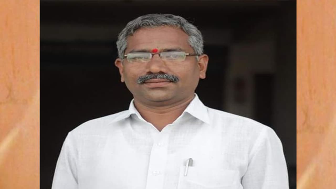 మున్సిపల్ ఎన్నికలే టార్గెట్... టీఆర్ఎస్ నేతల ఇళ్లలోనే ఆ యంత్రాంగం: ఈసికి బిజెపి ఫిర్యాదు మున్సిపల్ ఎన్నికలే టార్గెట్... టీఆర్ఎస్ నేతల ఇళ్లలోనే ఆ యంత్రాంగం: ఈసికి బిజెపి ఫిర్యాదు