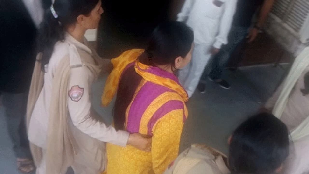 पति की मौत के बाद प्यार में इस कदर अंधी हुई महिला, अपने ही जिगर के टुकड़े का मर्डर कर दफना दी लाश पति की मौत के बाद प्यार में इस कदर अंधी हुई महिला, अपने ही जिगर के टुकड़े का मर्डर कर दफना दी लाश