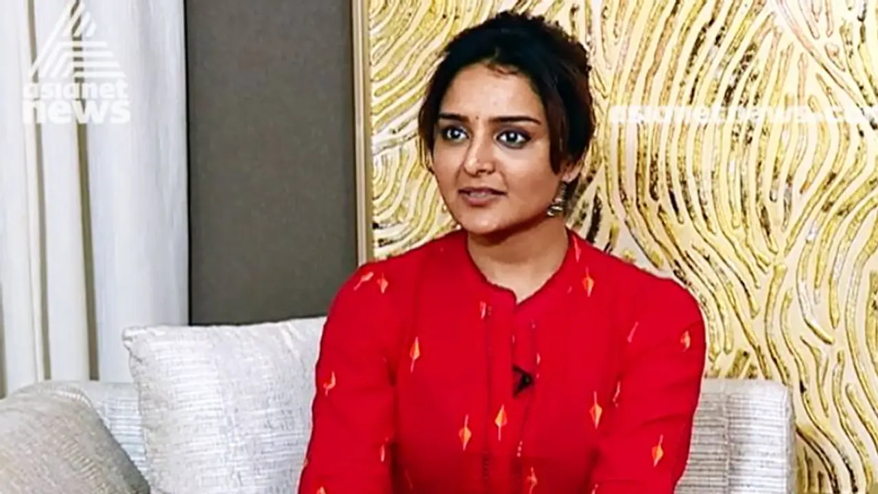 டூப் போடாமல் கெத்து காட்டிய மஞ்சு வாரியர்... எசக்குப்பிசக்கா விழுந்து கால், இடுப்பில் காயம்பட்ட விபரீதம்...! டூப் போடாமல் கெத்து காட்டிய மஞ்சு வாரியர்... எசக்குப்பிசக்கா விழுந்து கால், இடுப்பில் காயம்பட்ட விபரீதம்...!