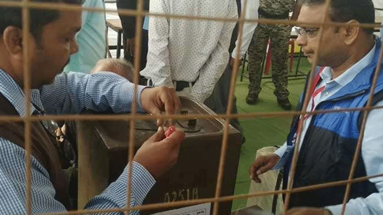 गजब उम्मीदवार जो नहीं दे सका खुद को वोट, ना ही पत्नी और बेटे से डलवा सका...परिणाम रहा शून्य गजब उम्मीदवार जो नहीं दे सका खुद को वोट, ना ही पत्नी और बेटे से डलवा सका...परिणाम रहा शून्य