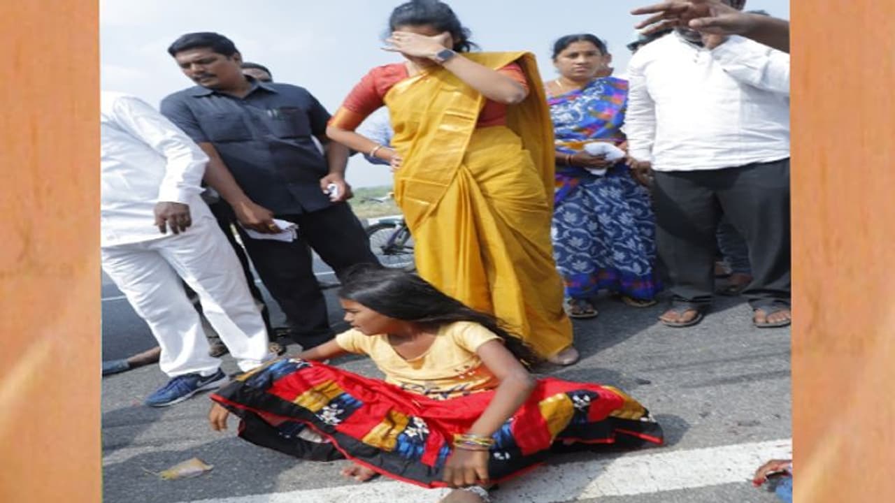 గుంటూరులో ఘోర రోడ్డుప్రమాదం... మానవత్వాన్ని చాటుకున్న ఎమ్మెల్యే గుంటూరులో ఘోర రోడ్డుప్రమాదం... మానవత్వాన్ని చాటుకున్న ఎమ్మెల్యే