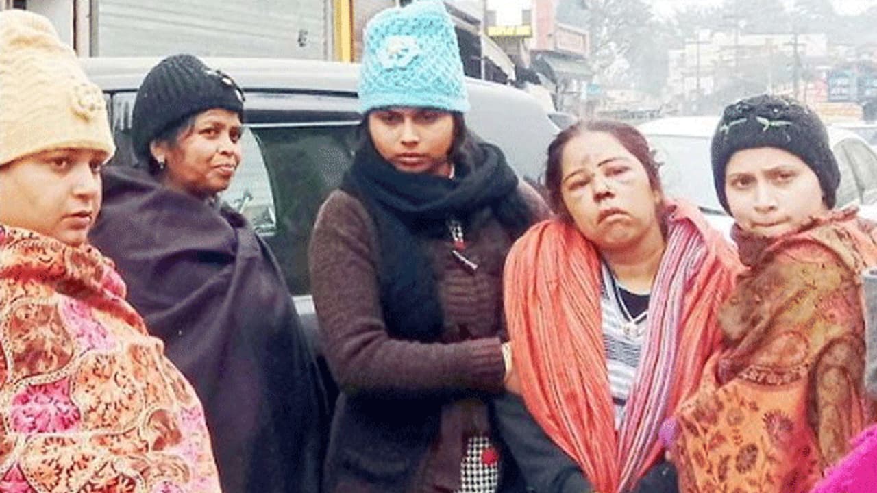 एक ही चिता पर हुआ बाप बेटे का अंतिम संस्कार, एक टक नम आंखों से पति और बेटे को देखती रही पत्नी एक ही चिता पर हुआ बाप बेटे का अंतिम संस्कार, एक टक नम आंखों से पति और बेटे को देखती रही पत्नी