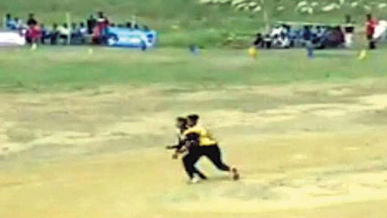 ಕ್ರಿಕೆಟ್ ಆಡುವಾಗ ಚಂಡು ಹಿಡಿಯಲು ಹೋಗಿ ಡಿಕ್ಕಿ : ಪ್ರಜ್ಞೆ ಕಳೆದುಕೊಂಡ ಆಟಗಾರರು ಕ್ರಿಕೆಟ್ ಆಡುವಾಗ ಚಂಡು ಹಿಡಿಯಲು ಹೋಗಿ ಡಿಕ್ಕಿ : ಪ್ರಜ್ಞೆ ಕಳೆದುಕೊಂಡ ಆಟಗಾರರು