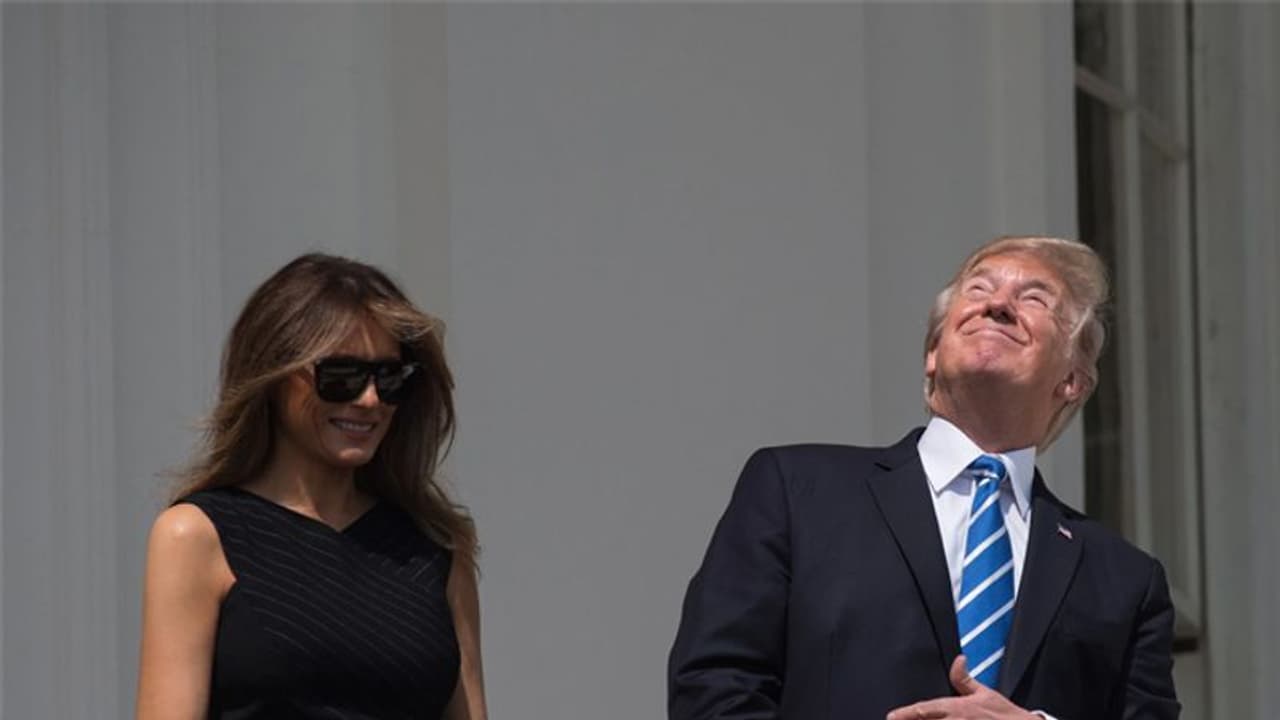 जब ट्रंप ने नंगी आंखों से देखा था सूर्य ग्रहण, साइंस को दिखाया था ठेंगा जब ट्रंप ने नंगी आंखों से देखा था सूर्य ग्रहण, साइंस को दिखाया था ठेंगा