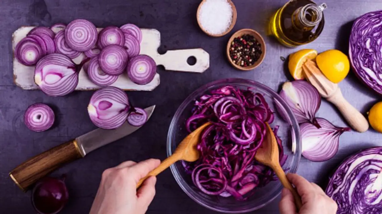 পেঁয়াজ কাটতে গিয়ে নাজেহাল অবস্থা, মেনে চলুন এই কৌশলগুলি পেঁয়াজ কাটতে গিয়ে নাজেহাল অবস্থা, মেনে চলুন এই কৌশলগুলি