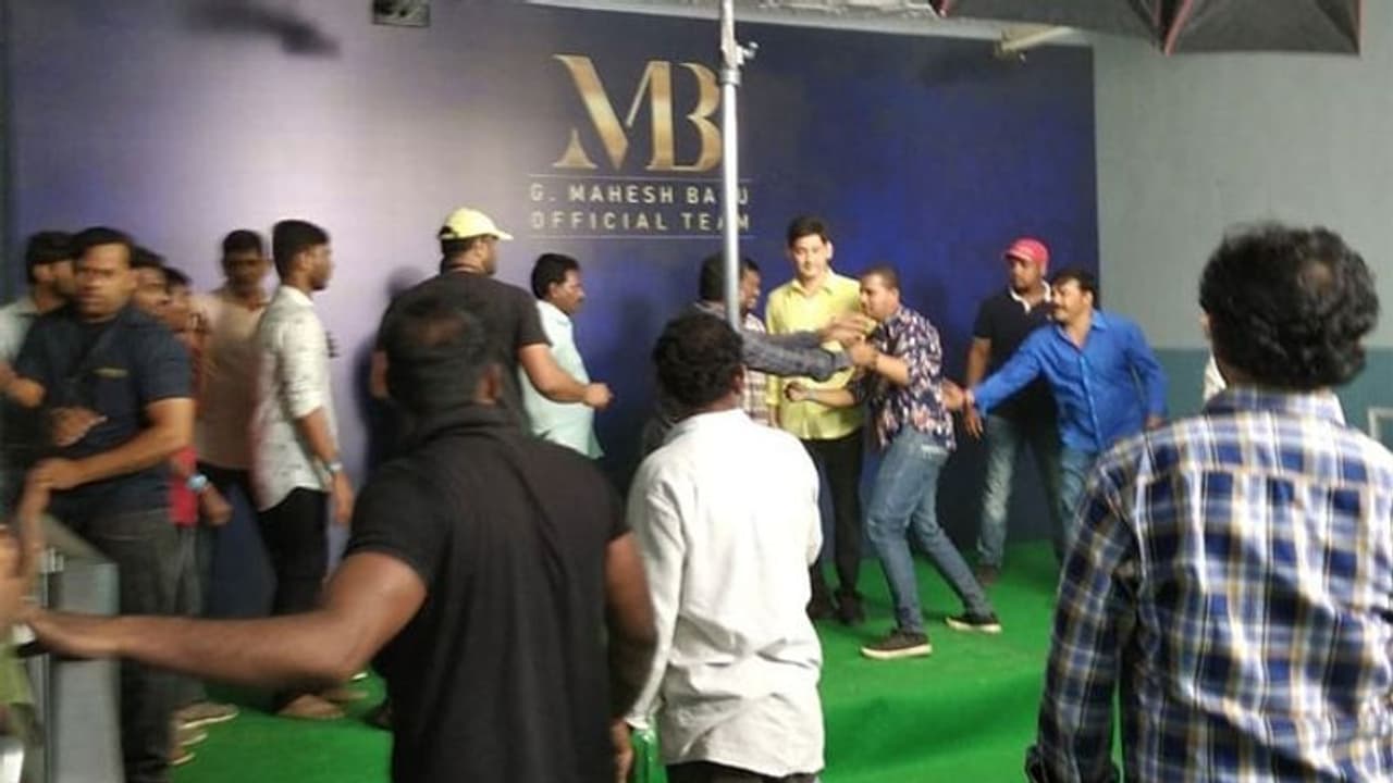 ఫ్యాన్స్ తో ఫోటోలు దిగడానికి మహేష్ డబ్బులు తీసుకున్నాడా..? ఫ్యాన్స్ తో ఫోటోలు దిగడానికి మహేష్ డబ్బులు తీసుకున్నాడా..?