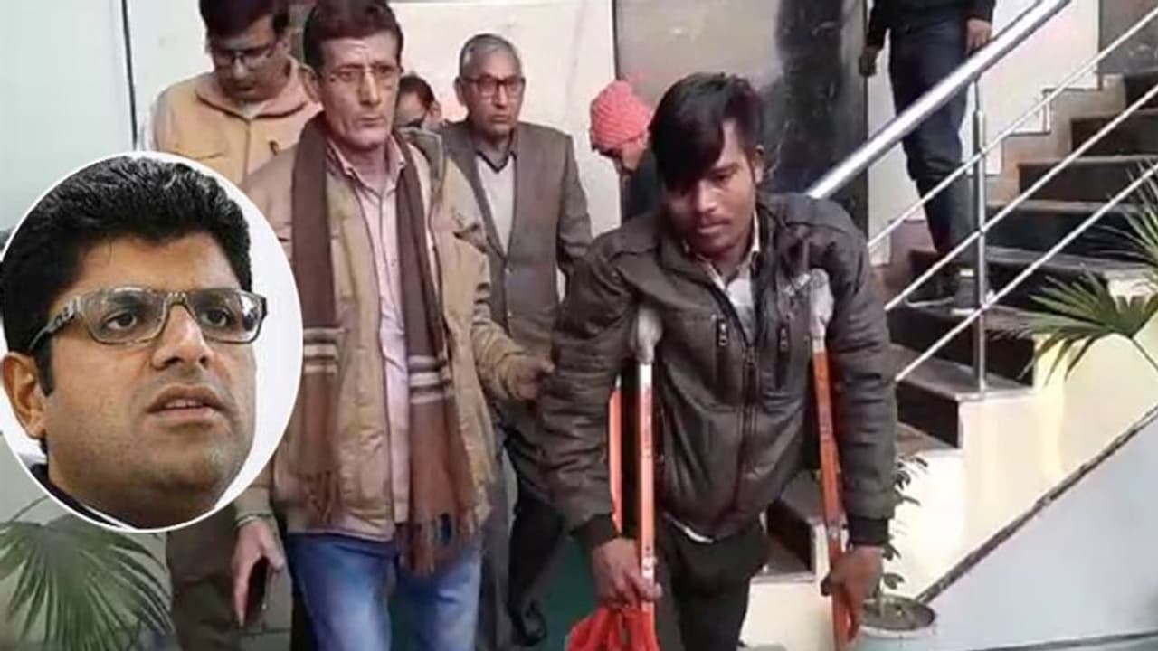 इस दिव्यांग से मिलकर भावुक हुए हरियाणा के डिप्टी CM, हाथों हाथ दे दी जॉब इस दिव्यांग से मिलकर भावुक हुए हरियाणा के डिप्टी CM, हाथों हाथ दे दी जॉब
