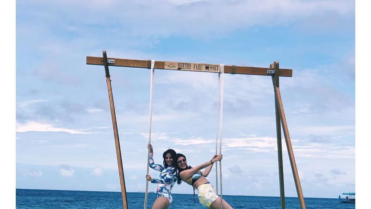 டூர் போன இடத்தில அக்கா, தங்கச்சி போடும் ஆட்டம் இருக்கே.... அகர்வால் சிஸ்டர்ஸ் பண்ற லூட்டிய நீங்களே பாருங்க...! டூர் போன இடத்தில அக்கா, தங்கச்சி போடும் ஆட்டம் இருக்கே.... அகர்வால் சிஸ்டர்ஸ் பண்ற லூட்டிய நீங்களே பாருங்க...!