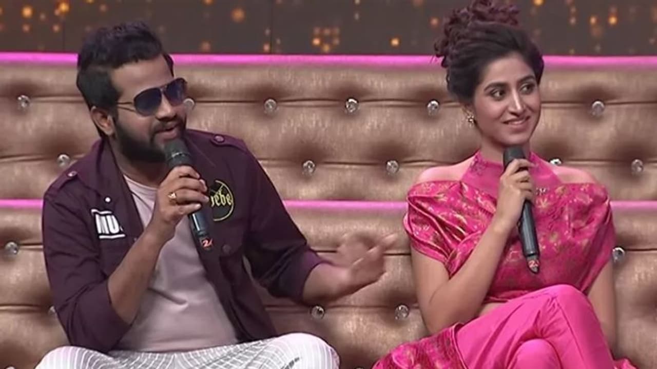 హైపర్ ఆది, యాంకర్ వర్షిణి మధ్య ఏం జరుగుతోంది ? హైపర్ ఆది, యాంకర్ వర్షిణి మధ్య ఏం జరుగుతోంది ?