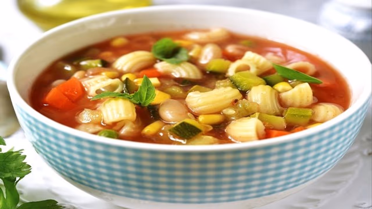 குழந்தைகளுகள் விரும்பி சாப்பிடும் சூப்பரான வெஜ் சூப்! இந்த மாதிரி செய்து குடுங்க!!