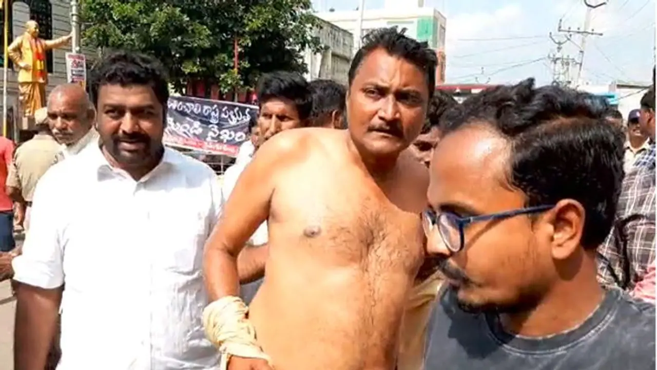 అమరావతి ఉద్యమంలో విషాదం... నడిరోడ్డుపైనే బాధిత రైతు ఆత్మహత్యాయత్నం అమరావతి ఉద్యమంలో విషాదం... నడిరోడ్డుపైనే బాధిత రైతు ఆత్మహత్యాయత్నం