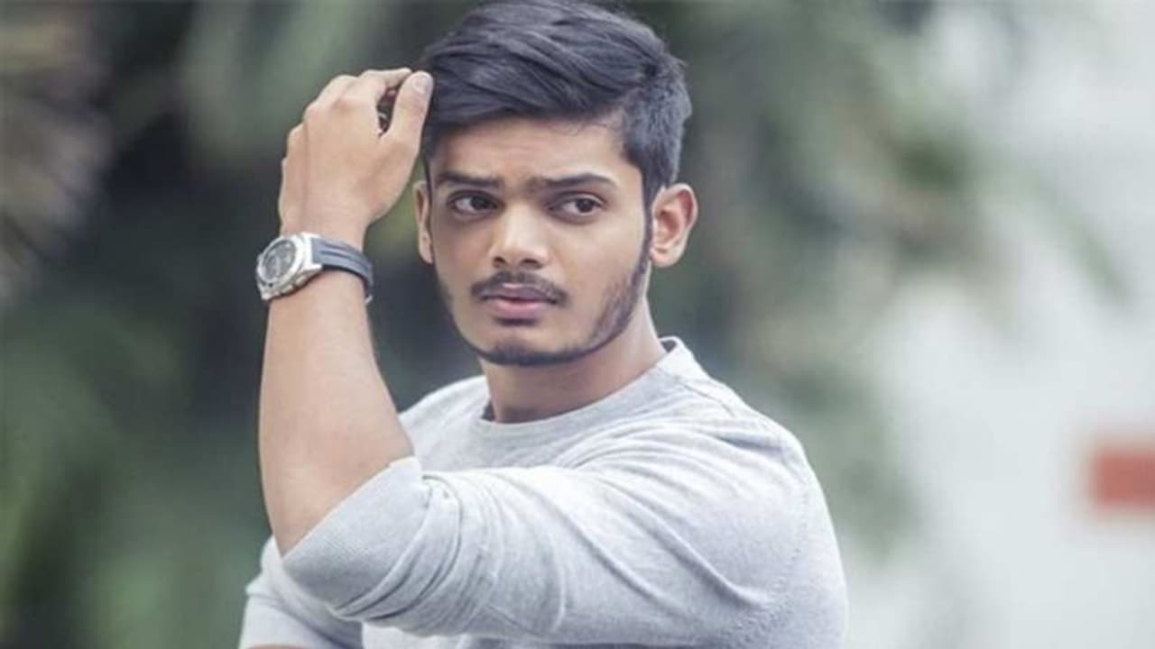 పూరి జగన్నాధ్ కొడుకు పేరుతో అమ్మాయిలకి వల.. బయటపడ్డ చీటింగ్! పూరి జగన్నాధ్ కొడుకు పేరుతో అమ్మాయిలకి వల.. బయటపడ్డ చీటింగ్!