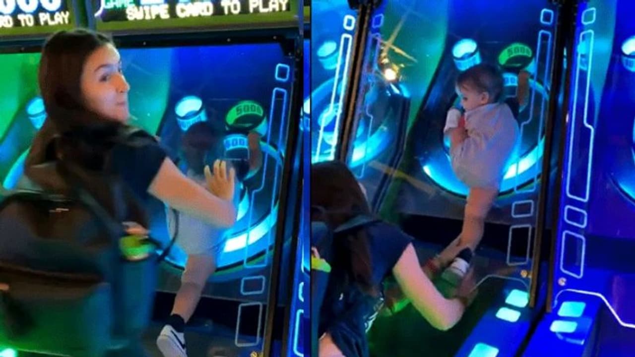 ഗെയിംമെഷീനിൽ കാലുകുടുങ്ങിയ കുട്ടിയെ രക്ഷിക്കാൻ ശ്രമിക്കുന്ന അമ്മ; ആ ദൃശ്യങ്ങള് പകർത്തി അച്ഛൻ വീഡിയോ ഗെയിംമെഷീനിൽ കാലുകുടുങ്ങിയ കുട്ടിയെ രക്ഷിക്കാൻ ശ്രമിക്കുന്ന അമ്മ; ആ ദൃശ്യങ്ങള് പകർത്തി അച്ഛൻ വീഡിയോ