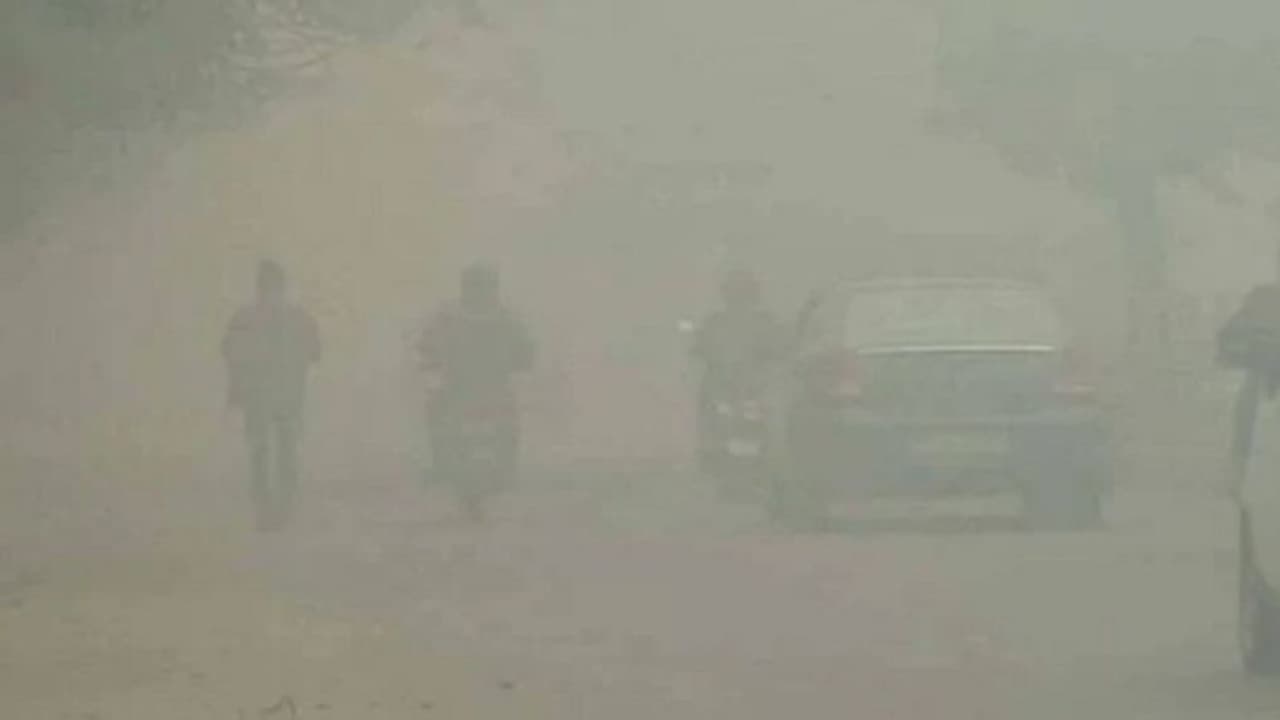 यूपी में 22 साल का टूटा रिकार्ड, 48 घंटे में 38 लोगों की ठंड से मौत यूपी में 22 साल का टूटा रिकार्ड, 48 घंटे में 38 लोगों की ठंड से मौत