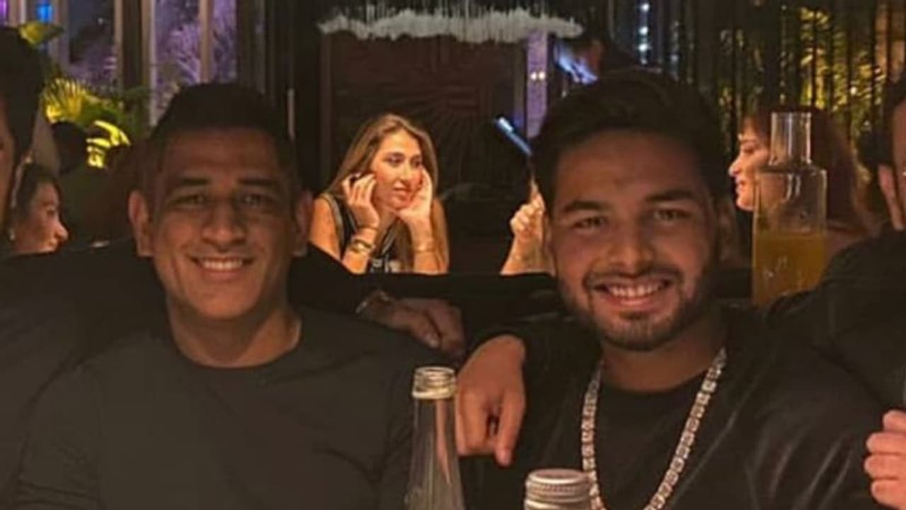 ऋषभ पंत ने धोनी के साथ मनाया क्रिसमस का त्योहार, दुबई में पार्टी करते दिखे दोनों ऋषभ पंत ने धोनी के साथ मनाया क्रिसमस का त्योहार, दुबई में पार्टी करते दिखे दोनों