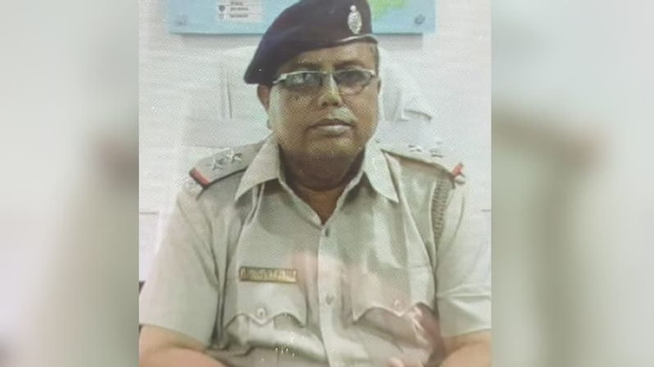 ওসি র মৃত্যু ঘিরে ঘনাচ্ছে রহস্য, কোয়ার্টারে মিলল ঝুলন্ত দেহ ওসি র মৃত্যু ঘিরে ঘনাচ্ছে রহস্য, কোয়ার্টারে মিলল ঝুলন্ত দেহ