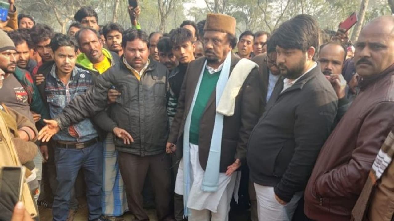 চা বাগানের দখল নিয়ে তৃণমূলের গোষ্ঠী সংঘর্ষ, গুলিবিদ্ধ হয়ে মৃত্যু নিরীহ মহিলার চা বাগানের দখল নিয়ে তৃণমূলের গোষ্ঠী সংঘর্ষ, গুলিবিদ্ধ হয়ে মৃত্যু নিরীহ মহিলার