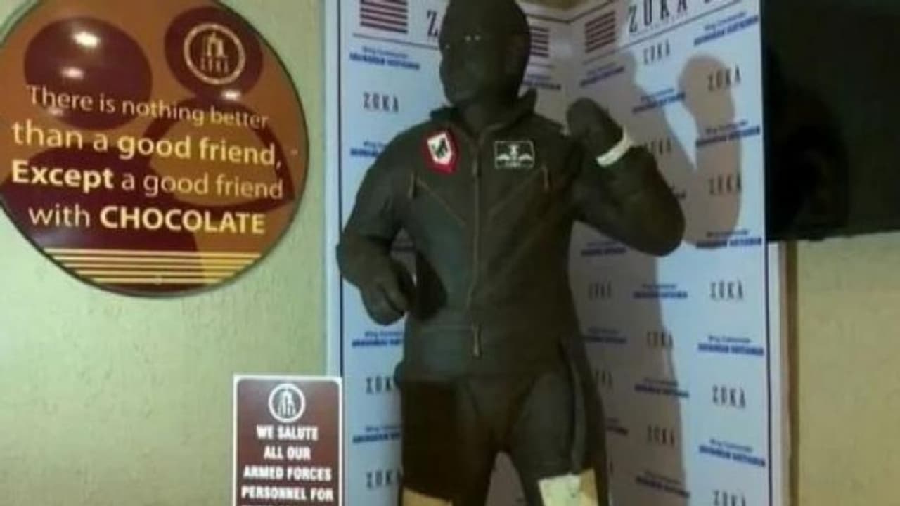 ഉയരം അഞ്ചടി, ഭാരം 321 കിലോ; അഭിനന്ദൻ വര്ദ്ധമാന്റെ രൂപത്തില് ചോക്ലേറ്റ് പ്രതിമ നിർമ്മിച്ച് കഫേ ഉയരം അഞ്ചടി, ഭാരം 321 കിലോ; അഭിനന്ദൻ വര്ദ്ധമാന്റെ രൂപത്തില് ചോക്ലേറ്റ് പ്രതിമ നിർമ്മിച്ച് കഫേ