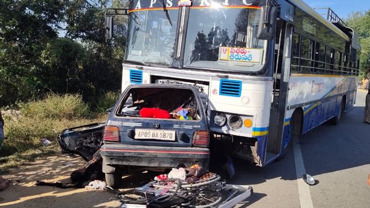 ఘోర రోడ్డు ప్రమాదం... తిరుపతి బస్సు ఢీకొని నలుగురు మృతి ఘోర రోడ్డు ప్రమాదం... తిరుపతి బస్సు ఢీకొని నలుగురు మృతి